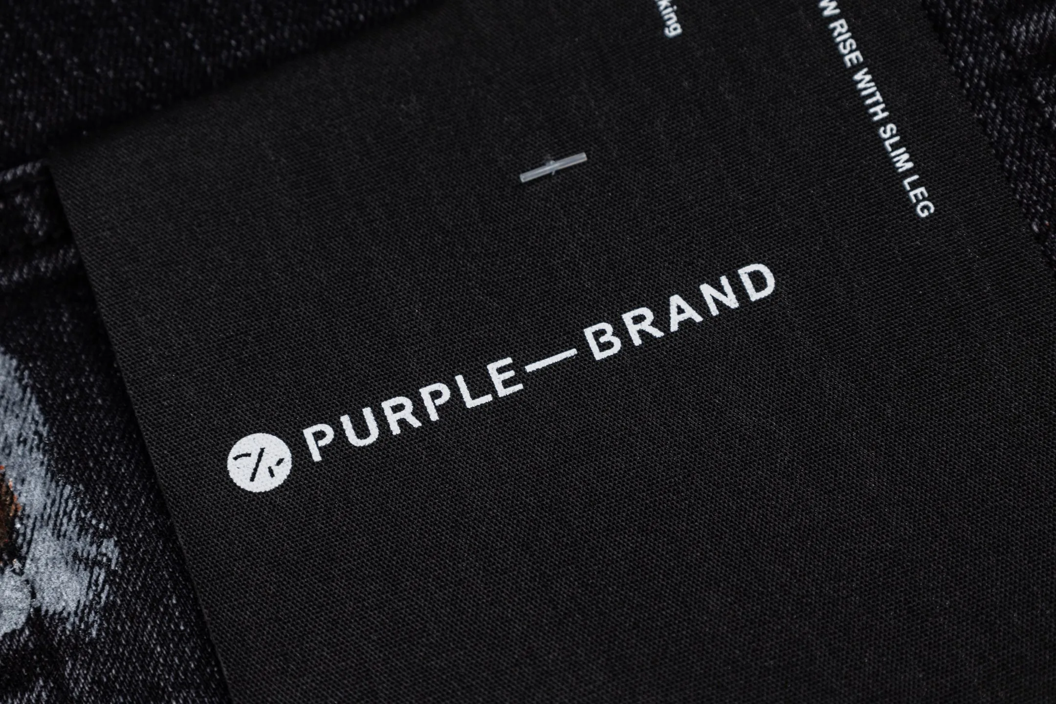 145 PURPLE BRAND 26New Arrival washed jeans with splash holes and holes. Really restores the ultimate Vintage texture. Three-dimensional version. Loose and comfortable, not picky on the figure. Makes taller and slimmer. Factory-made. Original factory quality control. Same style for men and women. Can be paired with couples. Versatile recommendation. Must-have jeans for all seasons. Hipsters have been disappointed. From the quality selection of fabrics, the tailoring of details, and the matching of patterns, they are all impeccable! The upper body is so handsome when worn...it can be easily worn by men, women and children! The craftsmanship is made of heavy-duty washed pure cotton denim fabric. After washing, it is soft and thick. It is very stylish when worn on the body. Color: Black Style number: # Size: 28 30 32 34 36